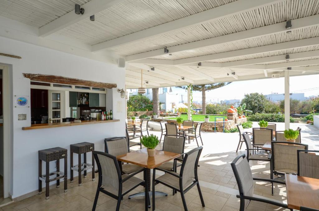 Reštaurácia alebo iné gastronomické zariadenie v ubytovaní Naxos Nature Suites