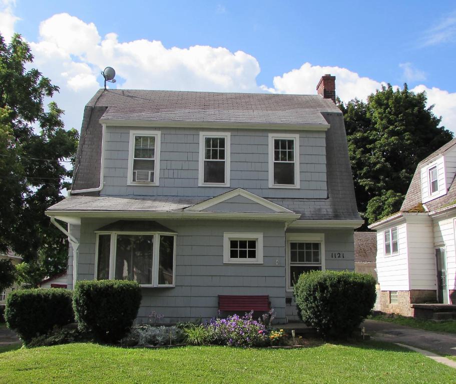 uma casa branca com um telhado cinzento em Whirlpool Cottage em Niagara Falls