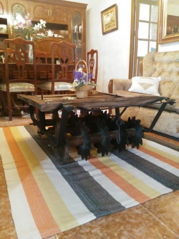 a wooden coffee table in a living room at La Trilla in Cacin