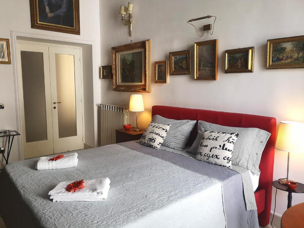 - une chambre avec un lit et 2 oreillers dans l'établissement Suite Ottocento napoletano, à Naples