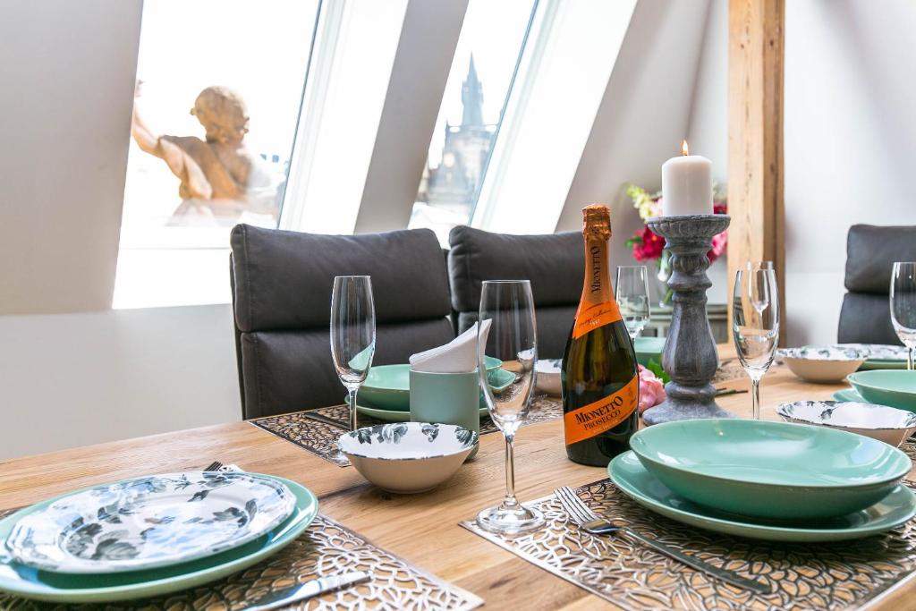 The Old Town Square & Parizska Apartments