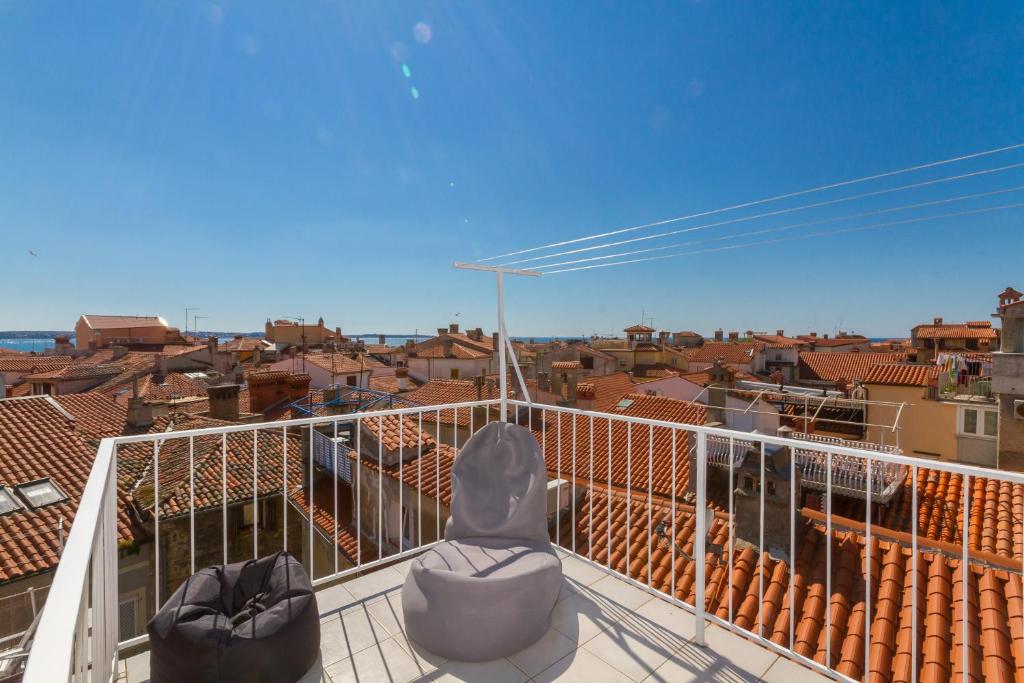 balcón con 2 sillas y vistas a la ciudad en Little Tower With Terrace by Locap Group en Piran