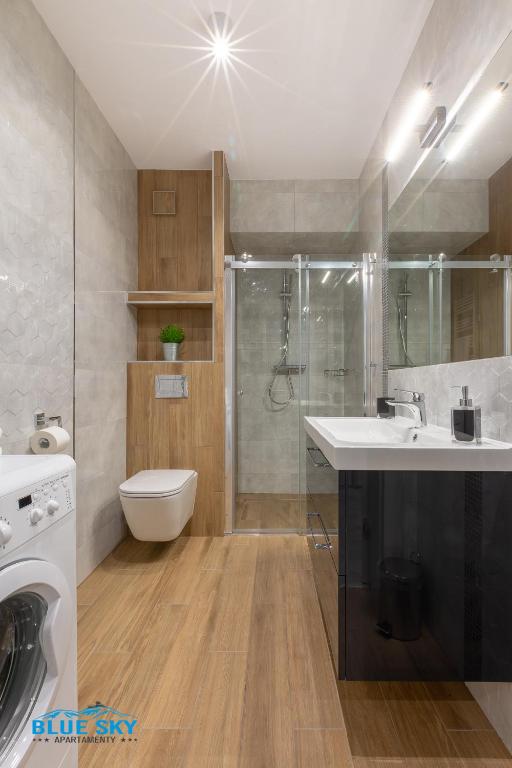 Koupelna v ubytování Apartamenty BlueSky - Ogrodnicza 7 i 9 - z widokiem na góry, w zielonej okolicy, blisko centrum i atrakcji Karpacza