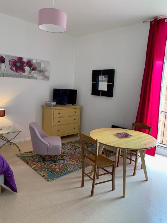 a living room with a table and a chair at Studio coeur historique Albigeois in Albi
