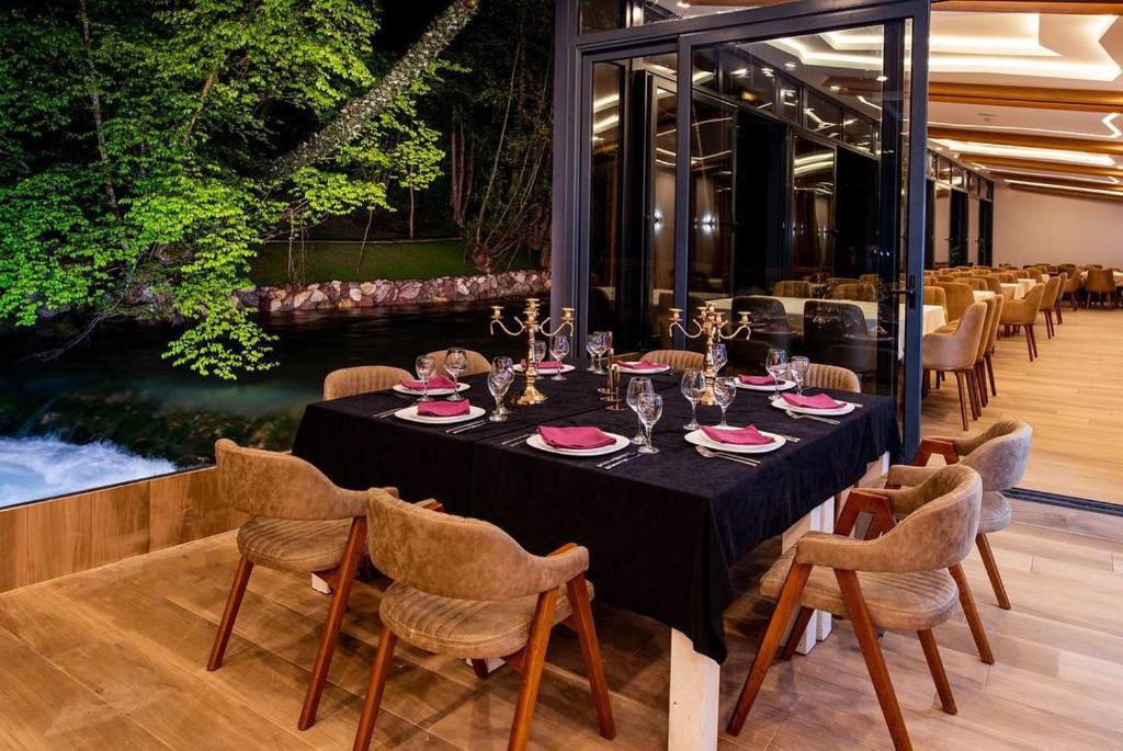 Restaurace v ubytování Resort Ujevara e Drinit