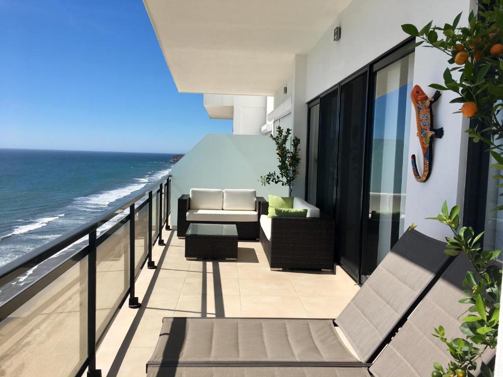 balcone con vista sull'oceano di Pearl Tower Condo a Mazatlán