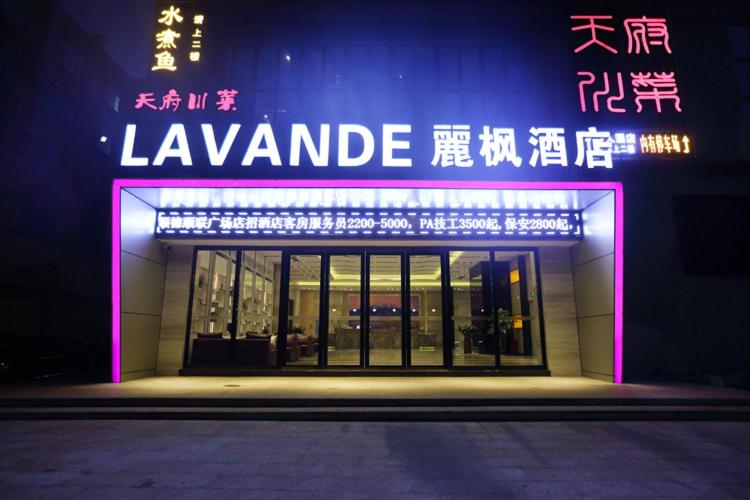 un edificio con un'insegna al neon di fronte di Lavande Hotel (Foshan Shunde Shunlian Square) a Shunde