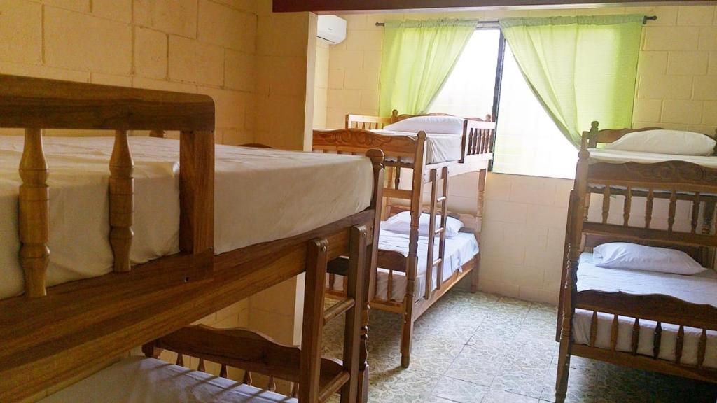 Poschodová posteľ alebo postele v izbe v ubytovaní Hostal Doña Marta