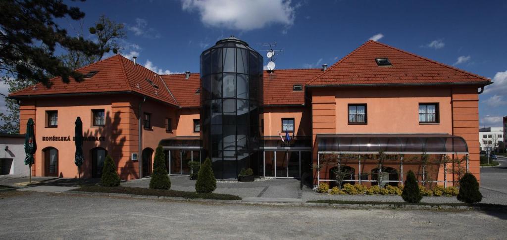 un bâtiment avec un silo devant lui dans l'établissement Zámecký Hotel Zlatý Orel, à Hranice