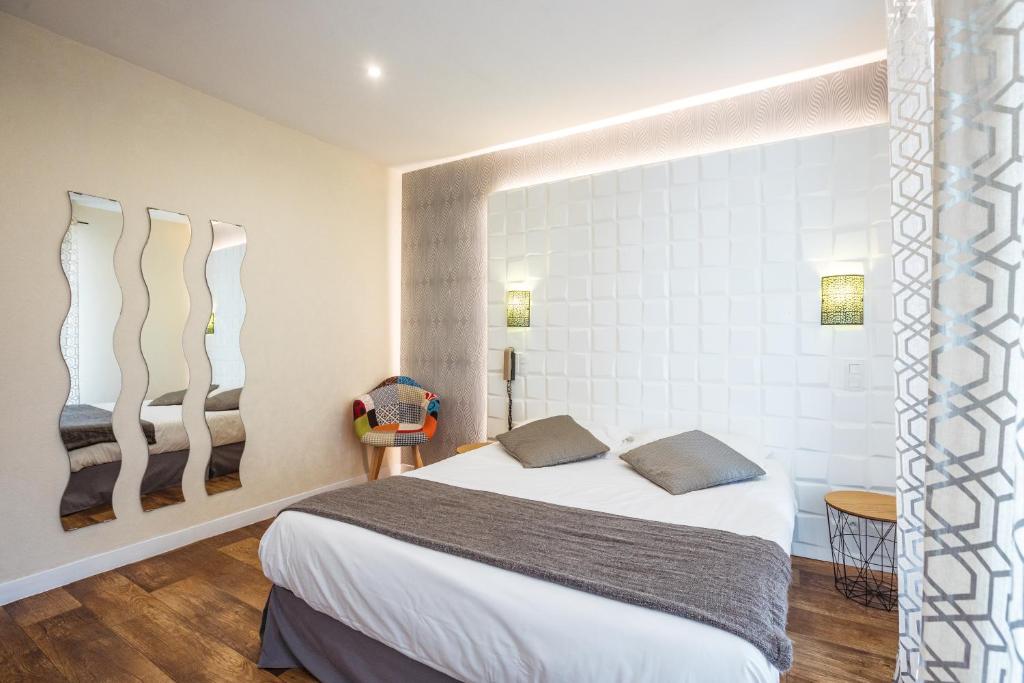 Postel nebo postele na pokoji v ubytování Hotel Belle Vue Royan