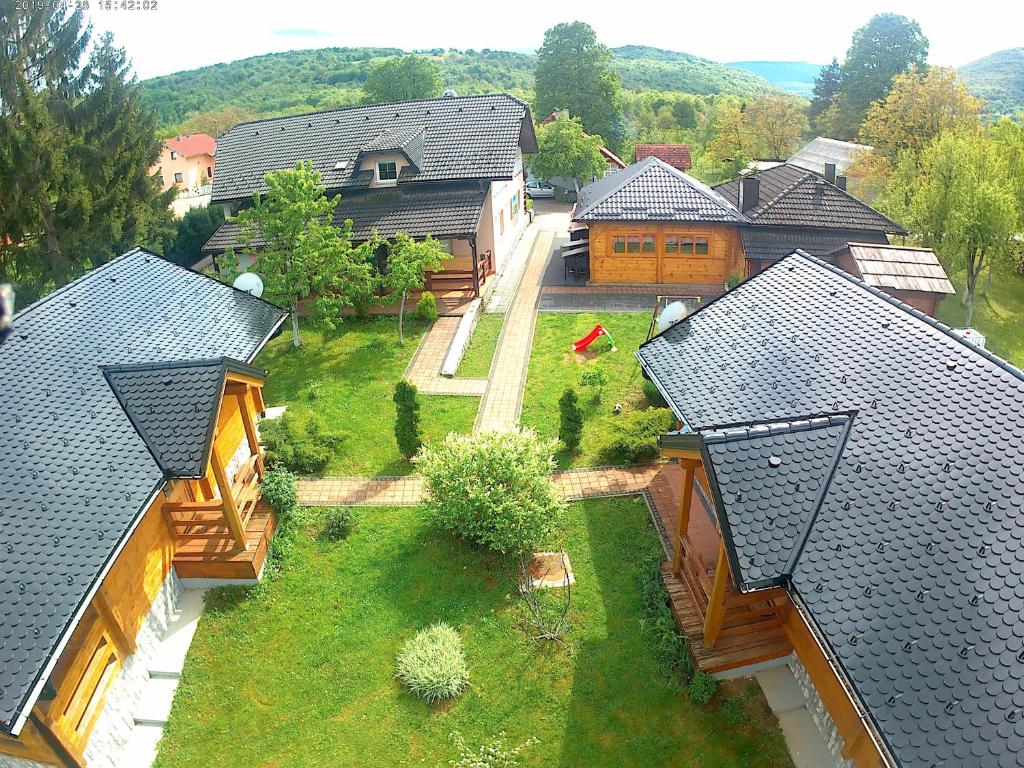 een luchtzicht op een huis met daken bij Apartments Zafran in Smoljanac