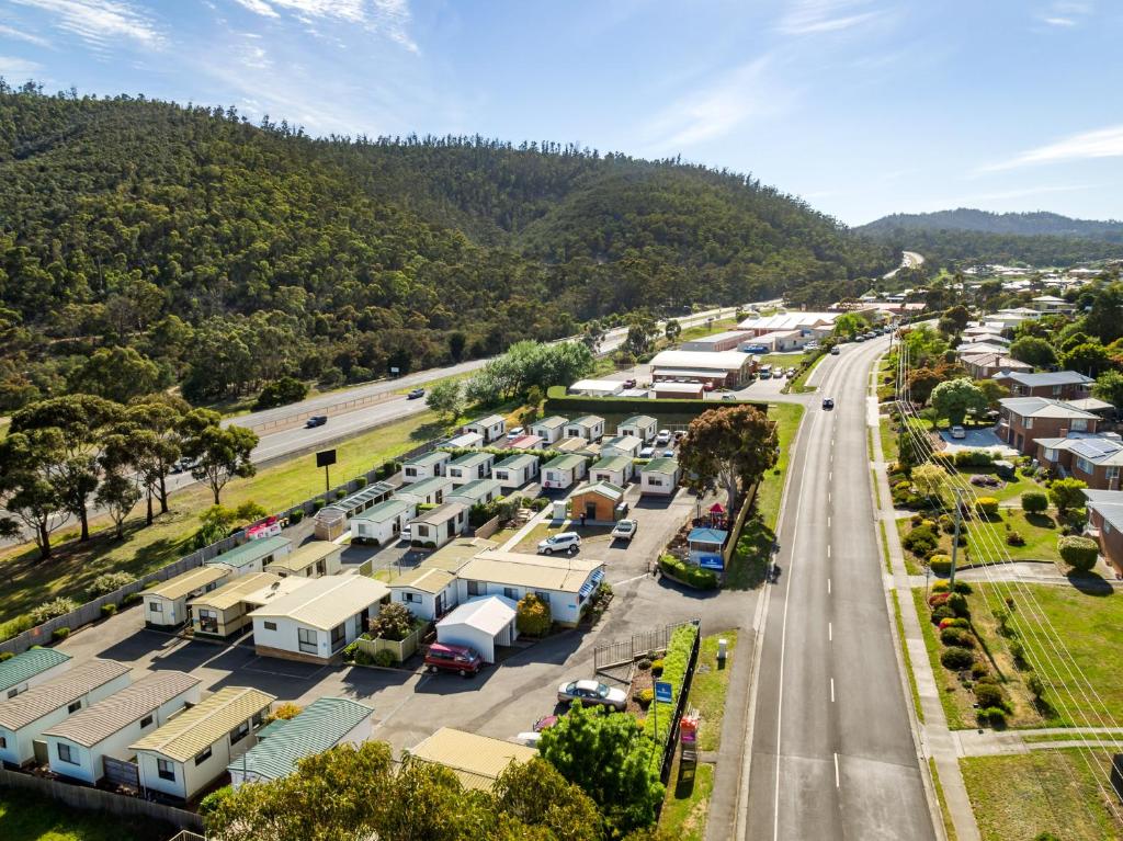 荷伯特的住宿－Discovery Parks - Mornington Hobart，停车场的空中景致,设有拖车