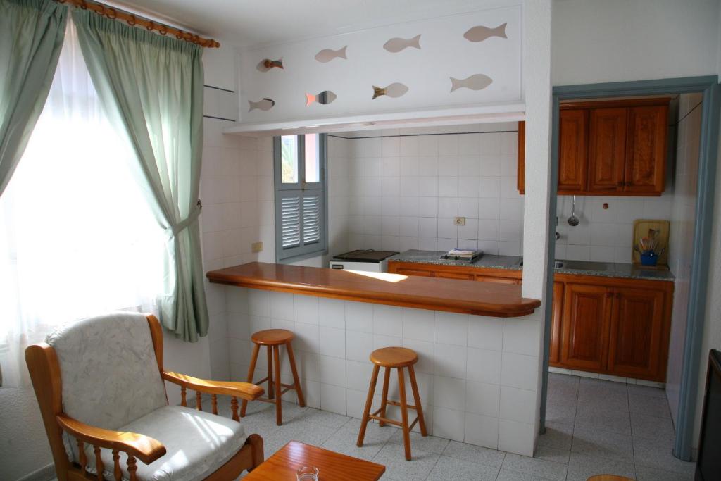 A kitchen or kitchenette at Apartamentos San Sebastián