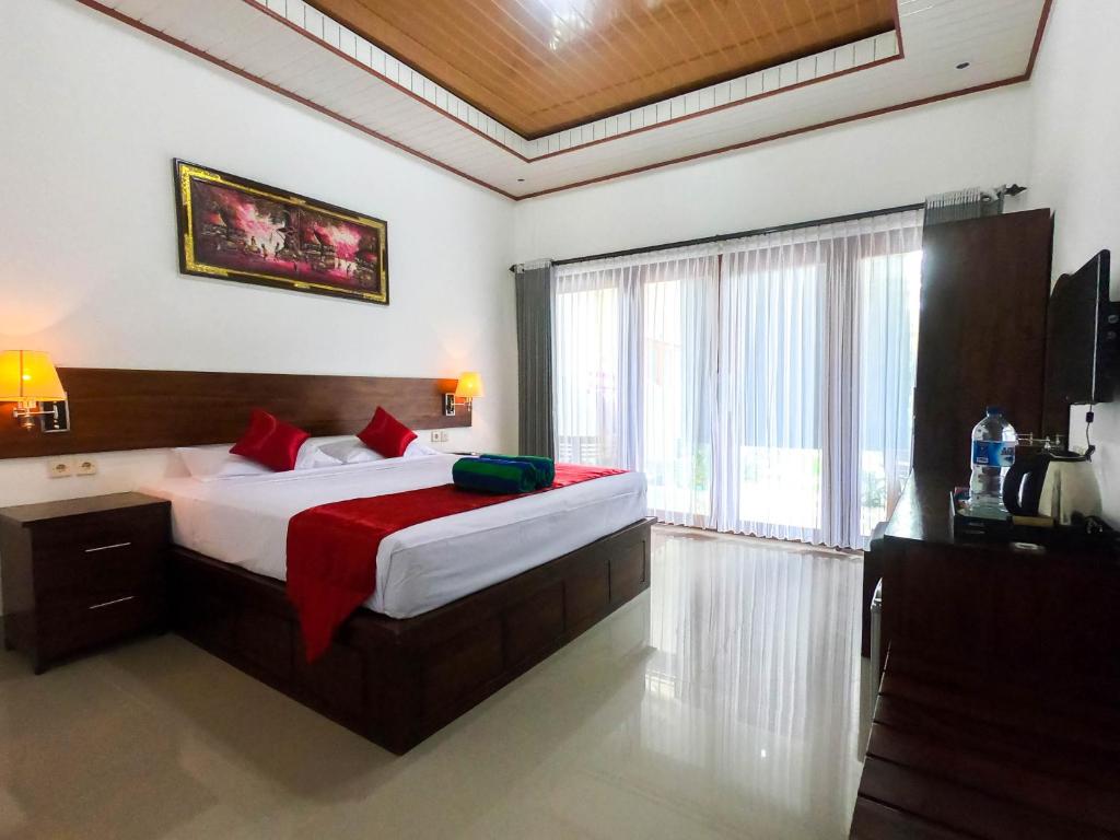 um quarto com uma cama grande e uma janela grande em Chillhouse Lembongan em Nusa Lembongan