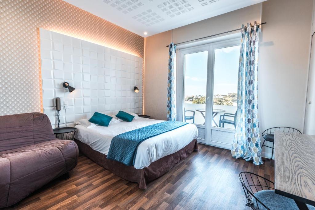 Postel nebo postele na pokoji v ubytování Hotel Belle Vue Royan