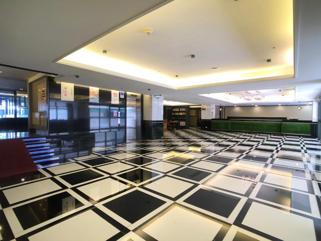 een lobby met een zwart-witte tegelvloer bij Shihzuwan Hotel – Kaohsiung Station in Kaohsiung