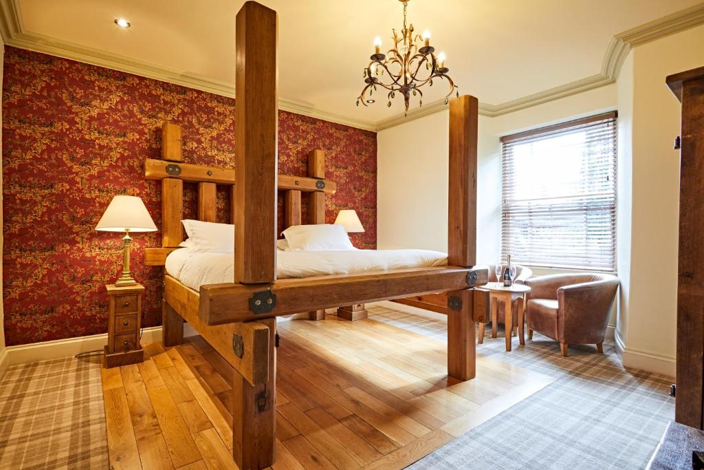a bedroom with a large bed in a room at Moss Grove Organic in Grasmere