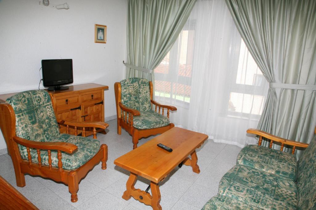 A seating area at Apartamentos San Sebastián
