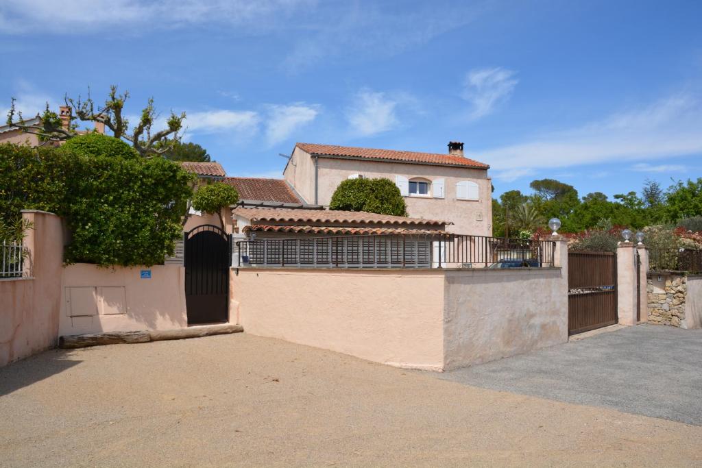 une grande maison avec un portail et une clôture dans l'établissement Appartement FredMart, à Mougins