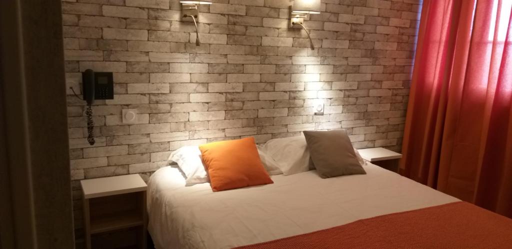 Postel nebo postele na pokoji v ubytování Logis Hotel Bellevue