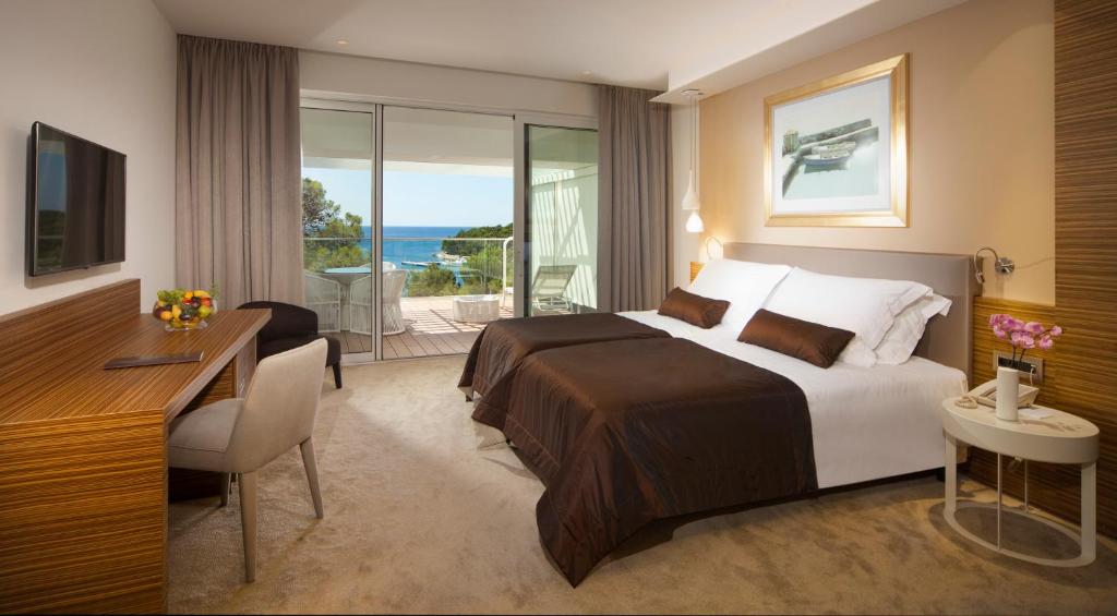 Postel nebo postele na pokoji v ubytování Hotel Bellevue