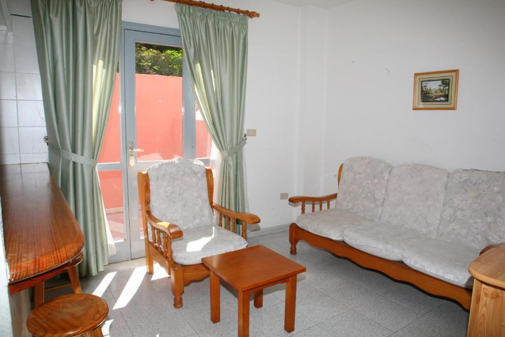 A seating area at Apartamentos San Sebastián