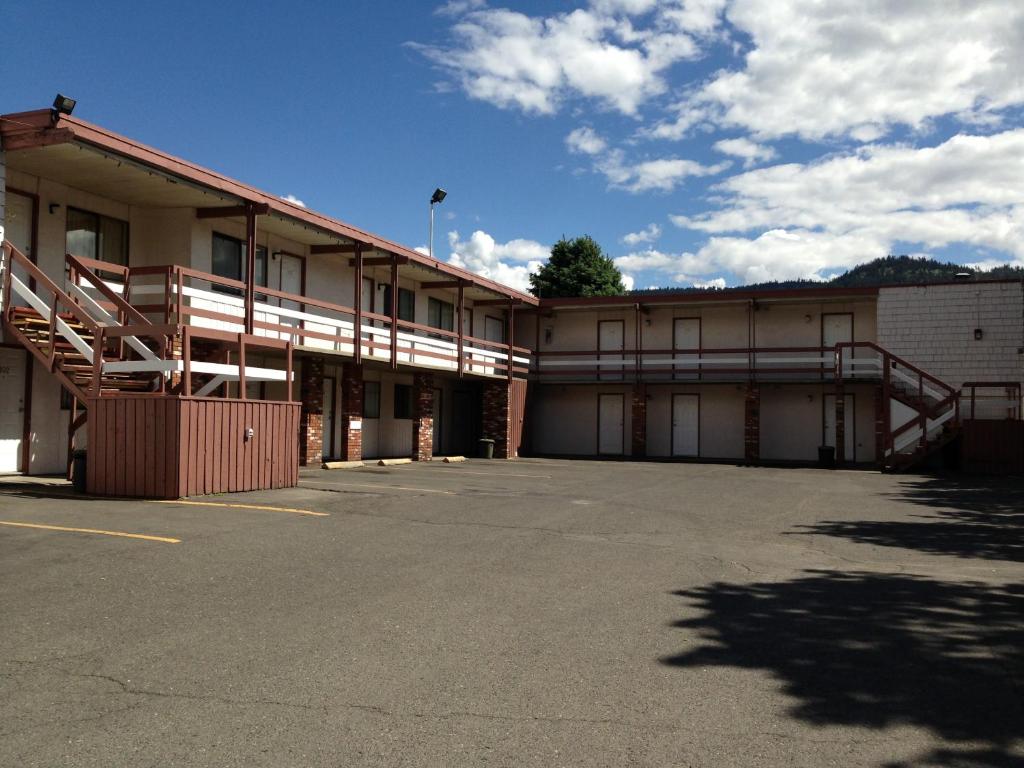 een gebouw met een parkeerplaats ervoor bij Rider's Motor Inn in Kamloops