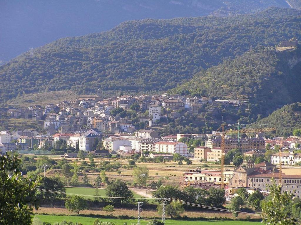 Blick auf eine Stadt mit einem Berg in der Unterkunft CASA LACAMBRA in Boltaña