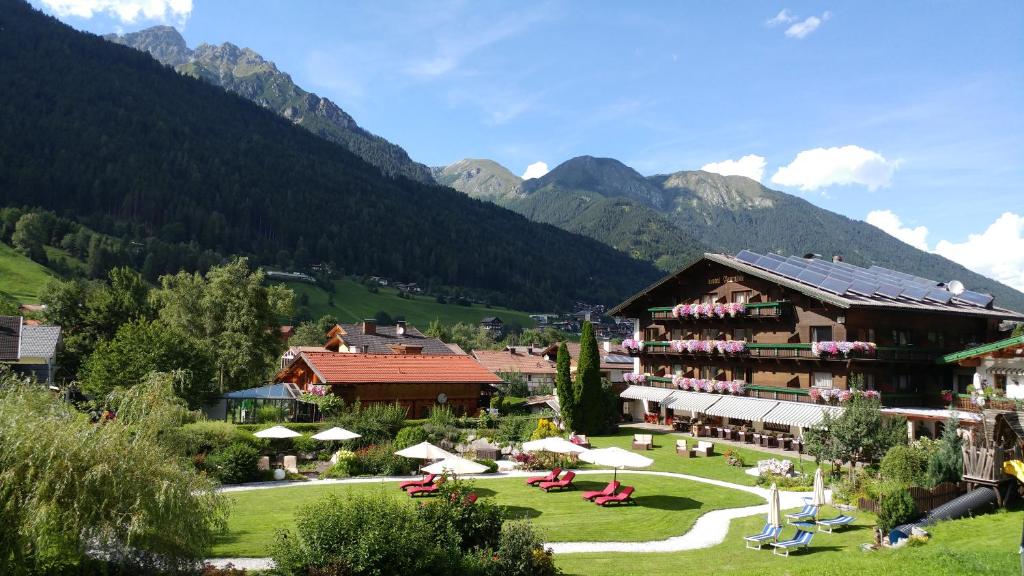 ośrodek wypoczynkowy w górach z krzesłami i parasolami w obiekcie Familien- & Vitalhotel Auenhof w mieście Fulpmes