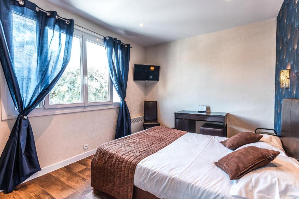 Postel nebo postele na pokoji v ubytování Hotel Belle Vue Royan