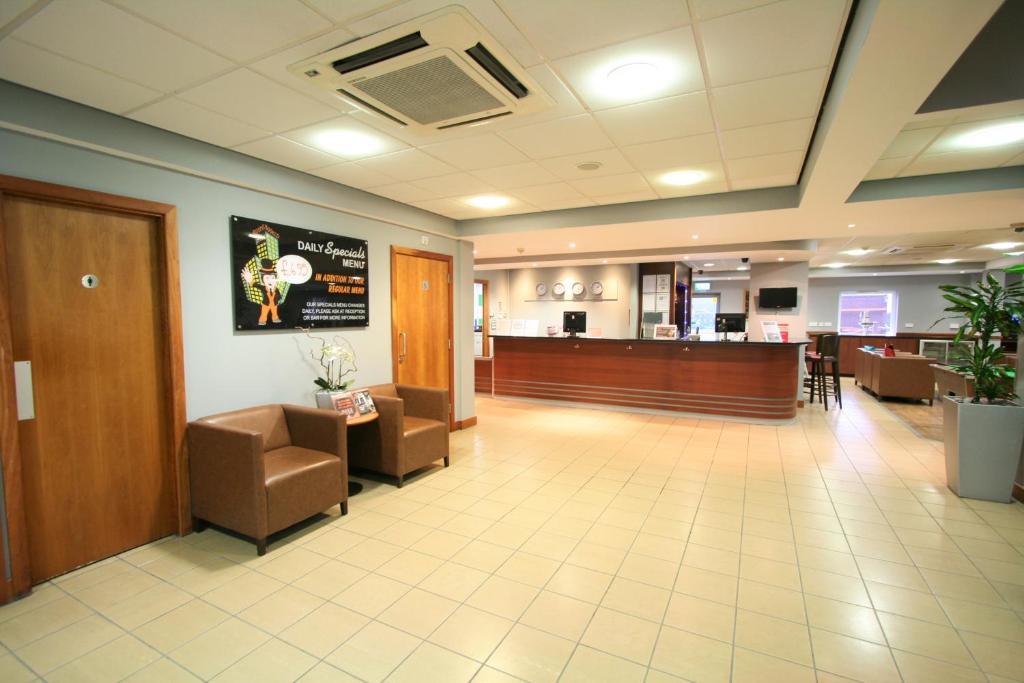 Vestíbul o recepció de Doncaster International Hotel by Roomsbooked