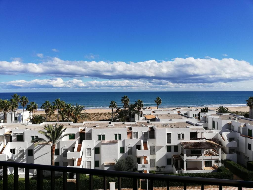 - une vue sur la plage avec des bâtiments blancs et l'océan dans l'établissement La Marina Solo Familias!!! Serviplaya, à Playa de Xeraco