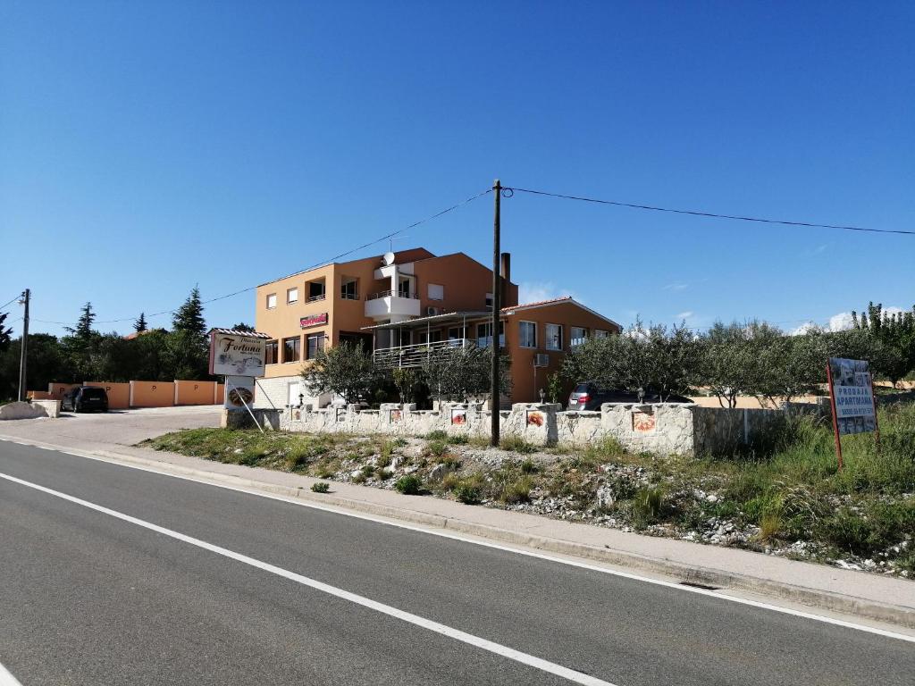 une maison sur le côté d'une route à côté d'une rue dans l'établissement Fortuna, à Slivnica