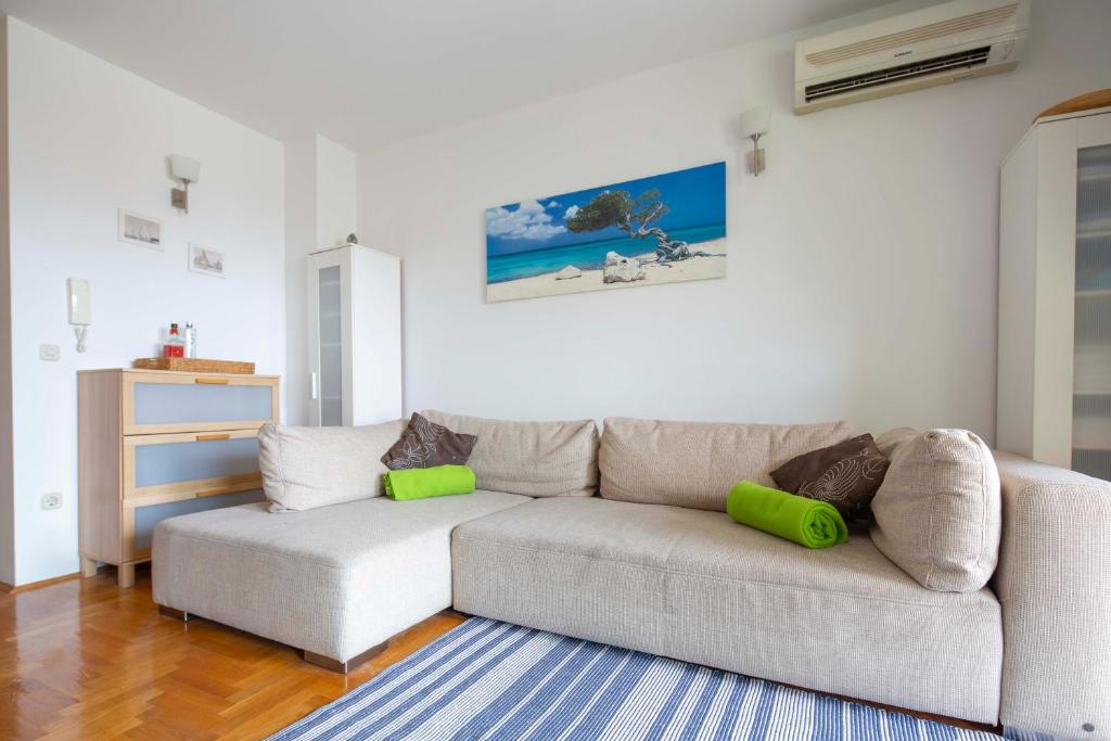 a living room with a couch and a blue rug at Apartman Adriatic Sea in Promajna