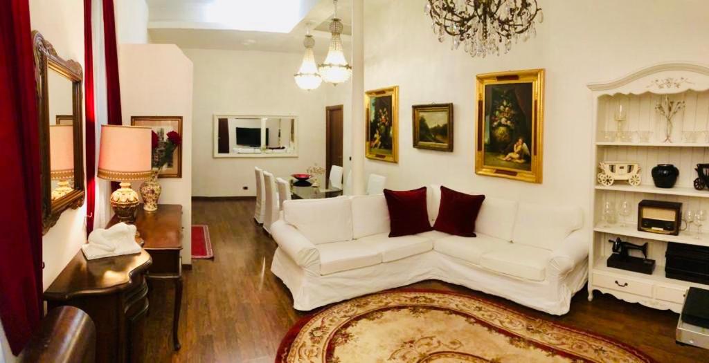- un salon avec un canapé blanc et un tapis dans l'établissement Colosseo Room, à Rome