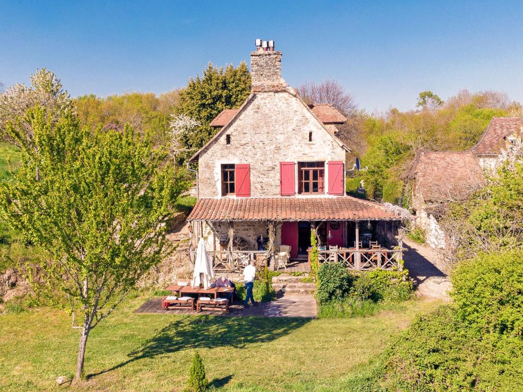 Saint-Médard-dʼExcideuilにあるDreamy Holiday Home in Clermontの古家