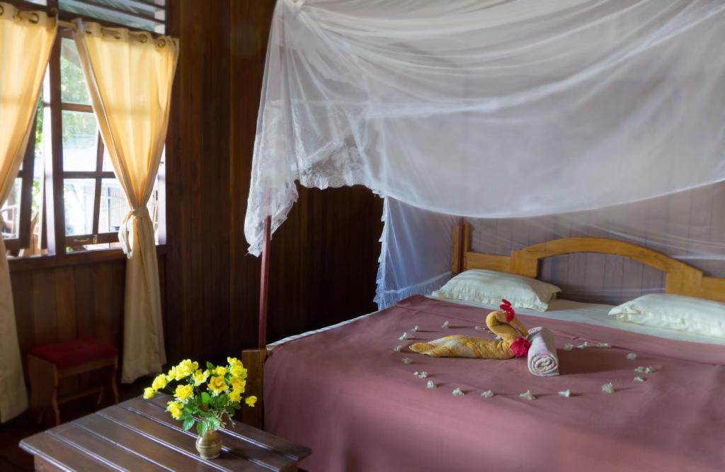 Postel nebo postele na pokoji v ubytování Bunaken Divers Sea Breeze Resort