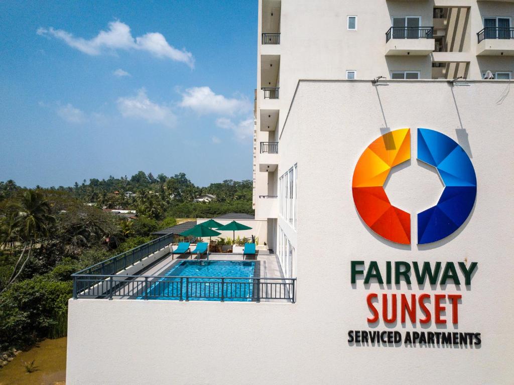 Бассейн в Fairway Sunset Serviced Apartments или поблизости
