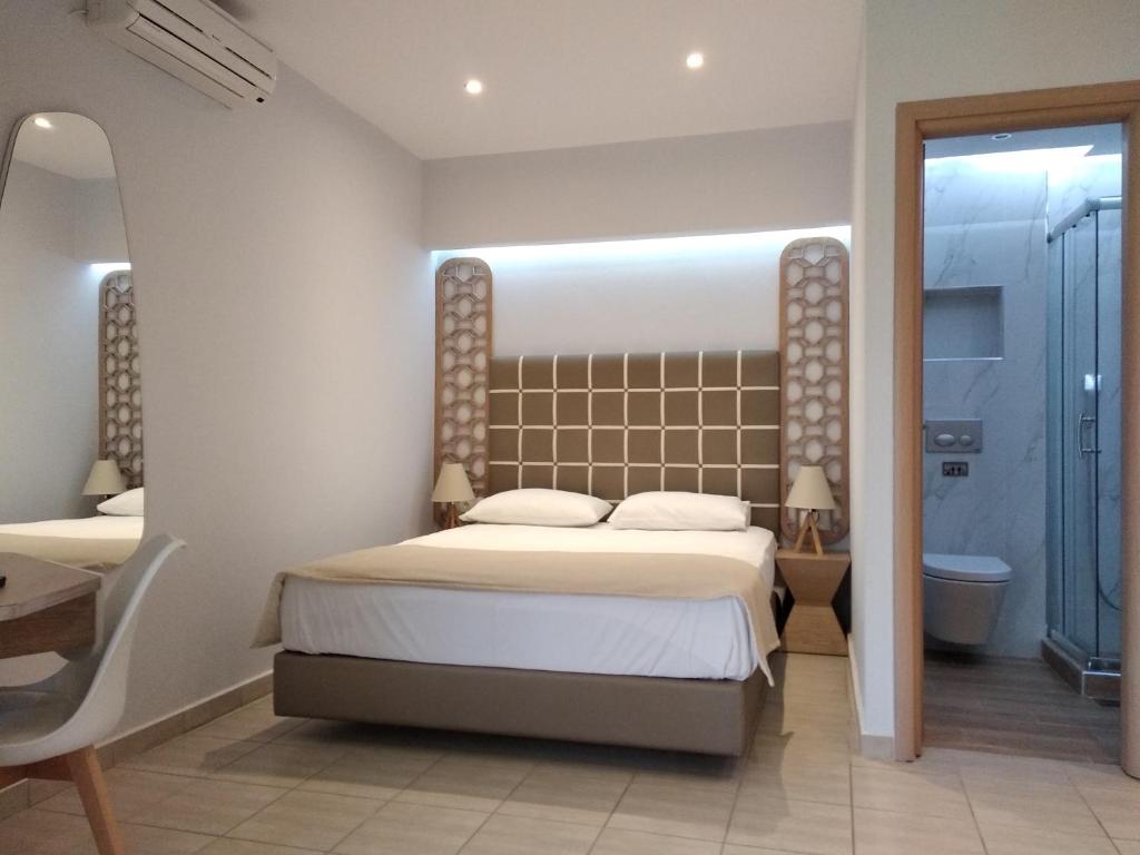 A bed or beds in a room at Top Studios
