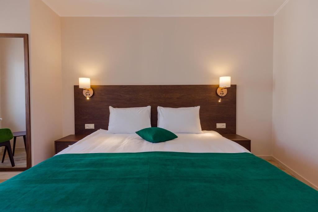 Postel nebo postele na pokoji v ubytování Hotel BLOOM Batumi