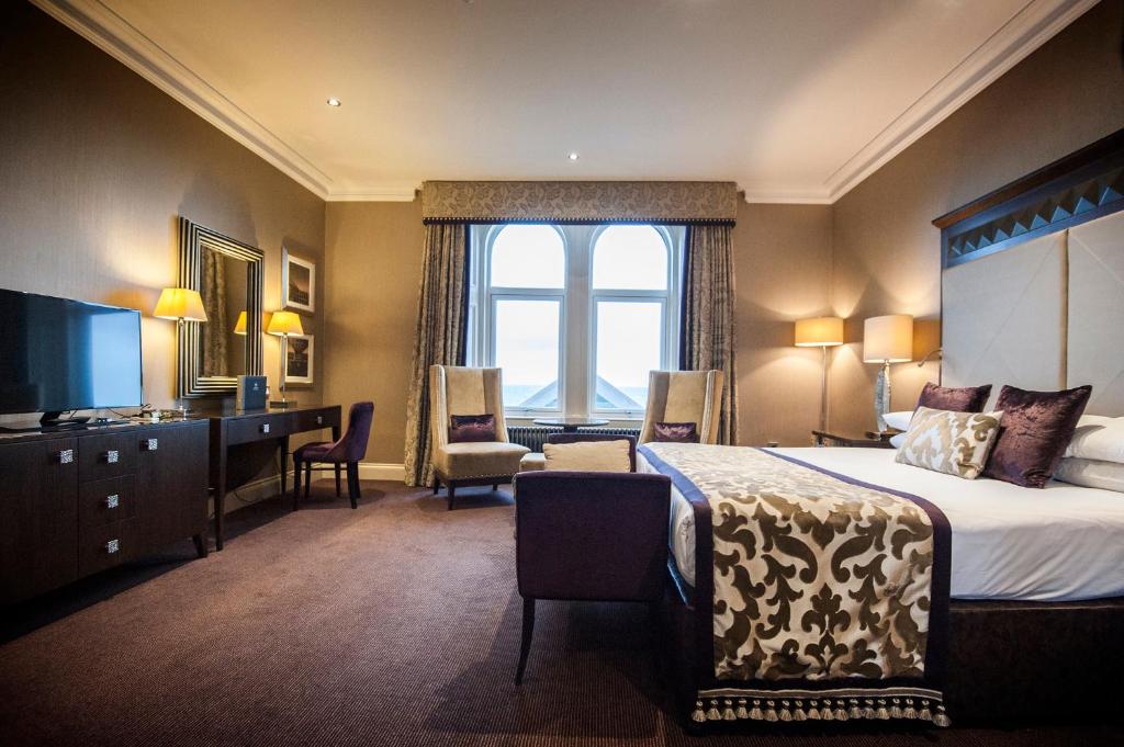 Postel nebo postele na pokoji v ubytování Seamill Hydro Hotel