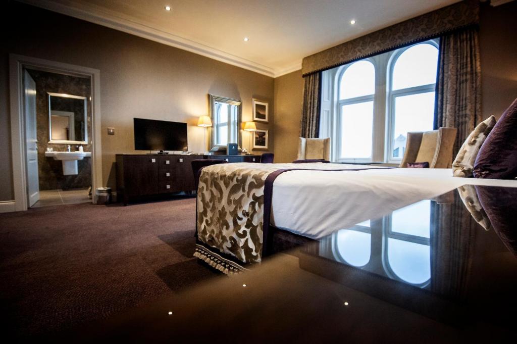 TV a/nebo společenská místnost v ubytování Seamill Hydro Hotel