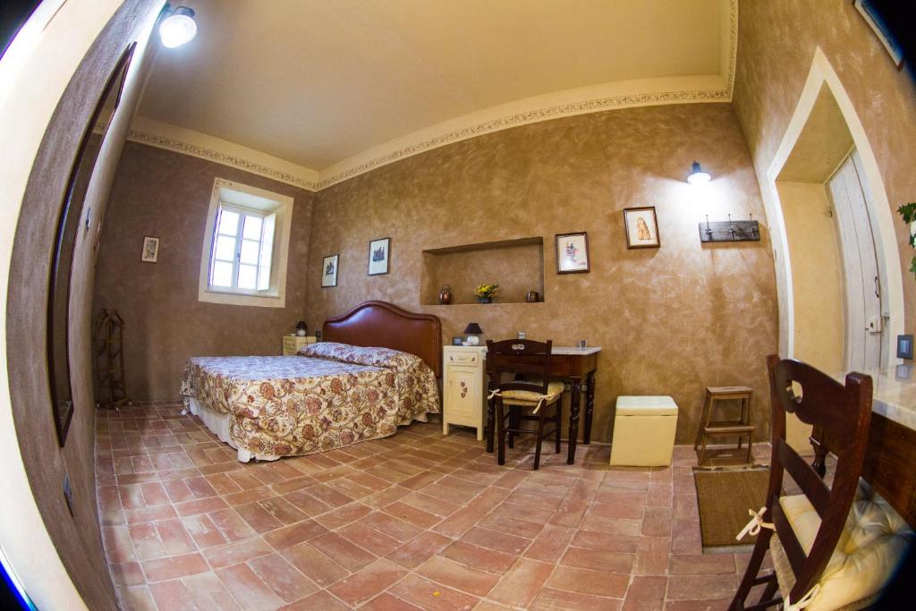 Tenuta Isola - King Room With Roll-In Shower - Disability Access