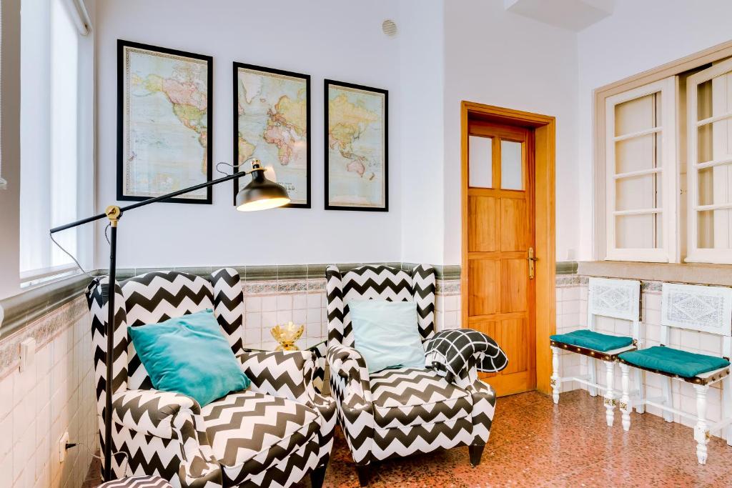 a living room with two chairs and a lamp at À da Avó -The Guesthouse in Faro