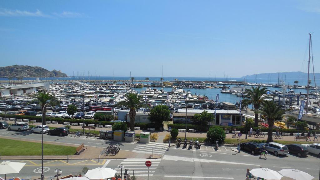 un puerto deportivo con muchos coches aparcados en un estacionamiento en Fonda Can Dalfo by Vivere Stays, en L'Estartit