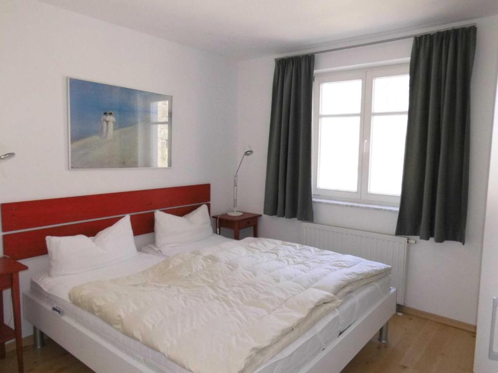 sypialnia z białym łóżkiem i oknem w obiekcie Appartement Residenz Bellevue Whg 12 DSL WLAN kostenlos w Zinnowitz