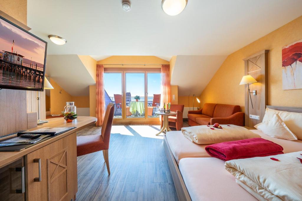 Hotel Mohren inklusive Frühstück في هاغنو: غرفه فندقيه سريرين وتلفزيون