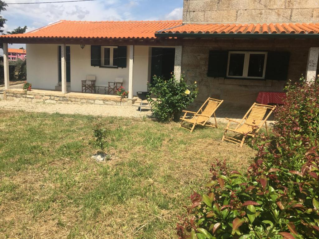 zwei Stühle im Hof eines Hauses in der Unterkunft Casa da Farmácia in Castanheiro