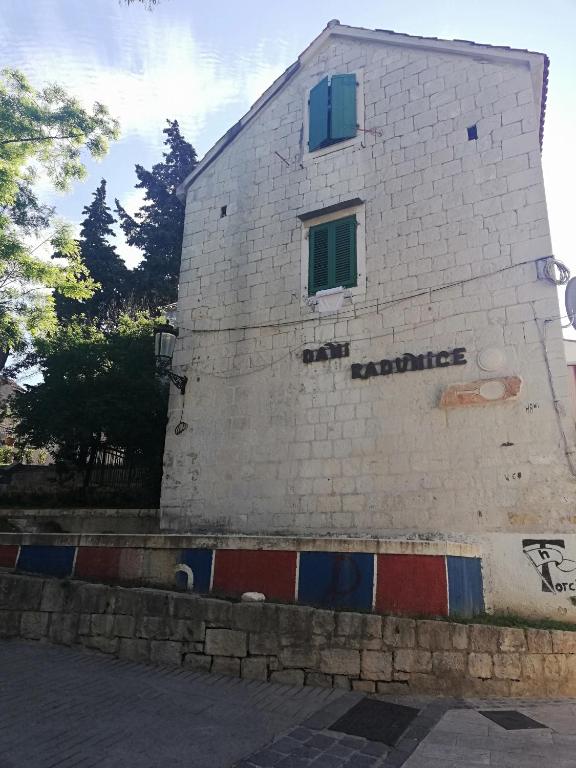 Budova, v ktorej sa apartmán nachádza