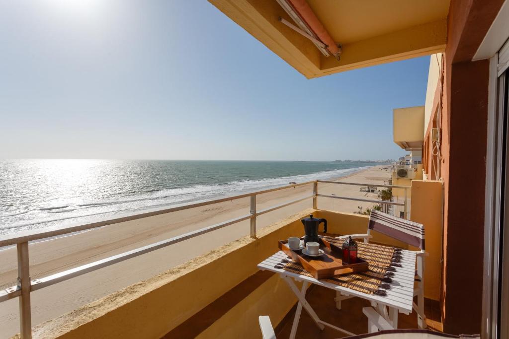 balcón con mesa y vistas a la playa en ALTAMAR Sunny Home by Cadiz4Rentals, en Cádiz